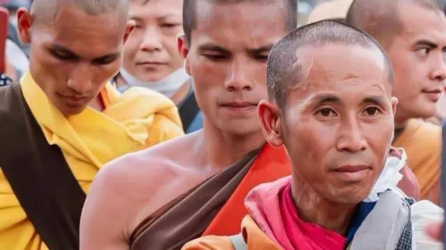 PHẬT GIÁO KHÔNG PHẢI LÀ MỘT SÂN KHẤU, TU SĨ KHÔNG PHẢI LÀ MỘT DANH HIỆU ĐỂ TÔ VẼ
