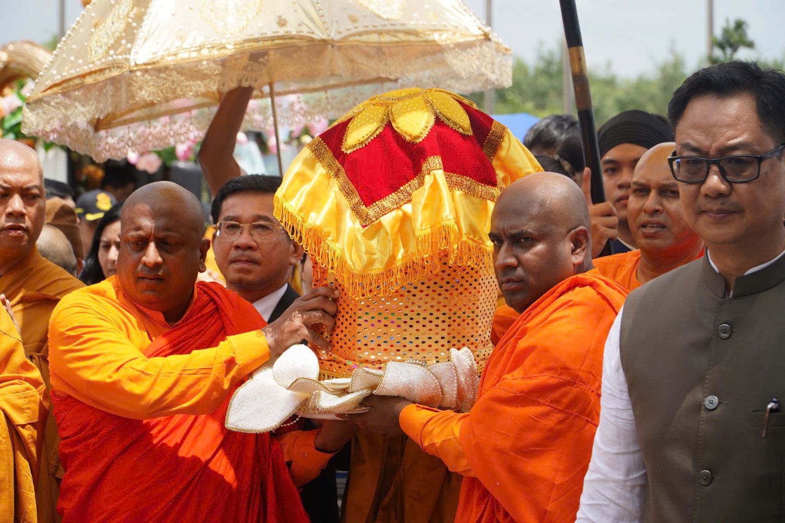LỄ CUNG RƯỚC XÁ LỢI PHẬT HOÀNH TRÁNG VÀ TRANG NGHIÊM TRONG KHÔNG KHÍ HOAN HỶ HẠNH PHÚC CỦA ĐÔNG ĐẢO TỨ CHÚNG VÀ BÀ CON