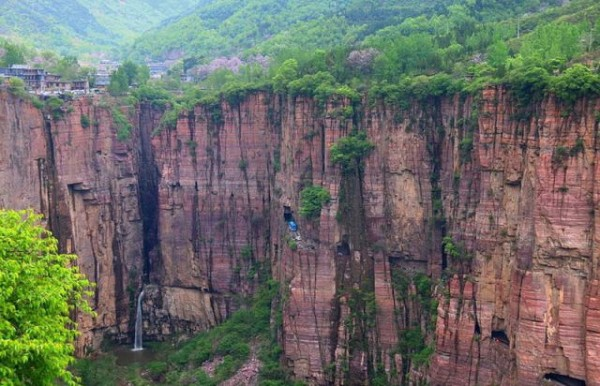 Nguy hiểm hơn vách núi sâu