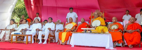 Sri Lanka: Dịp cuối năm Tổng thống đến chùa lễ Phật, cúng dường chư tăng